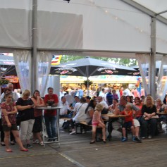 fans_wein_zelt_ron_paulik_hannover_schuetzenfest_2014_02