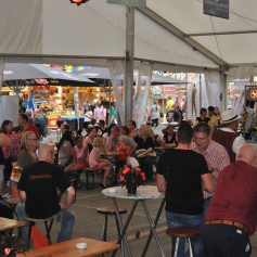 fans_wein_zelt_ron_paulik_hannover_schuetzenfest_2014_03